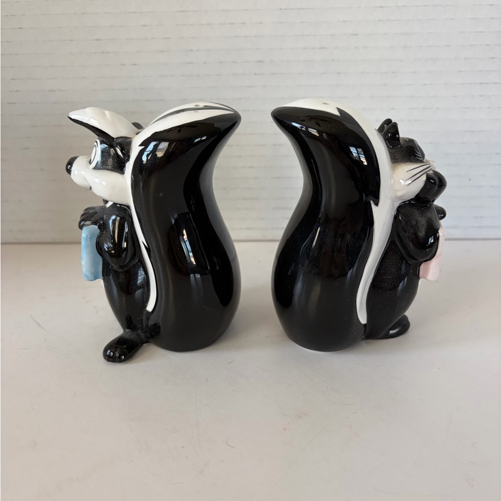 Looney Tunes Pepé Le‎ Pew and Penelope salt and pepper shakers vintage - Picture 2 of 6